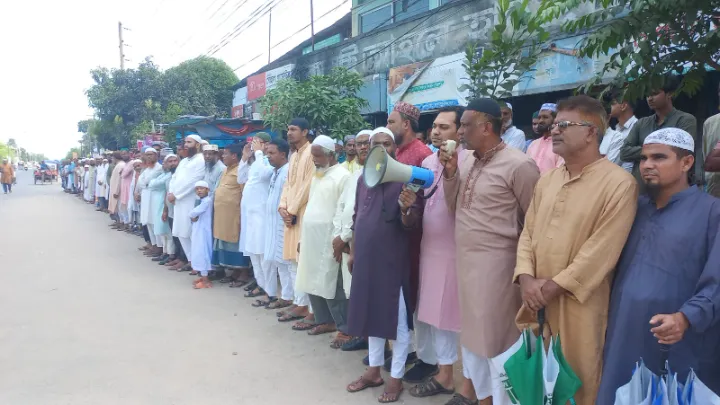 শিক্ষককে মারধরের ঘটনায় কালাইয়ে মানববন্ধন ও প্রতিবাদ সমাবেশ